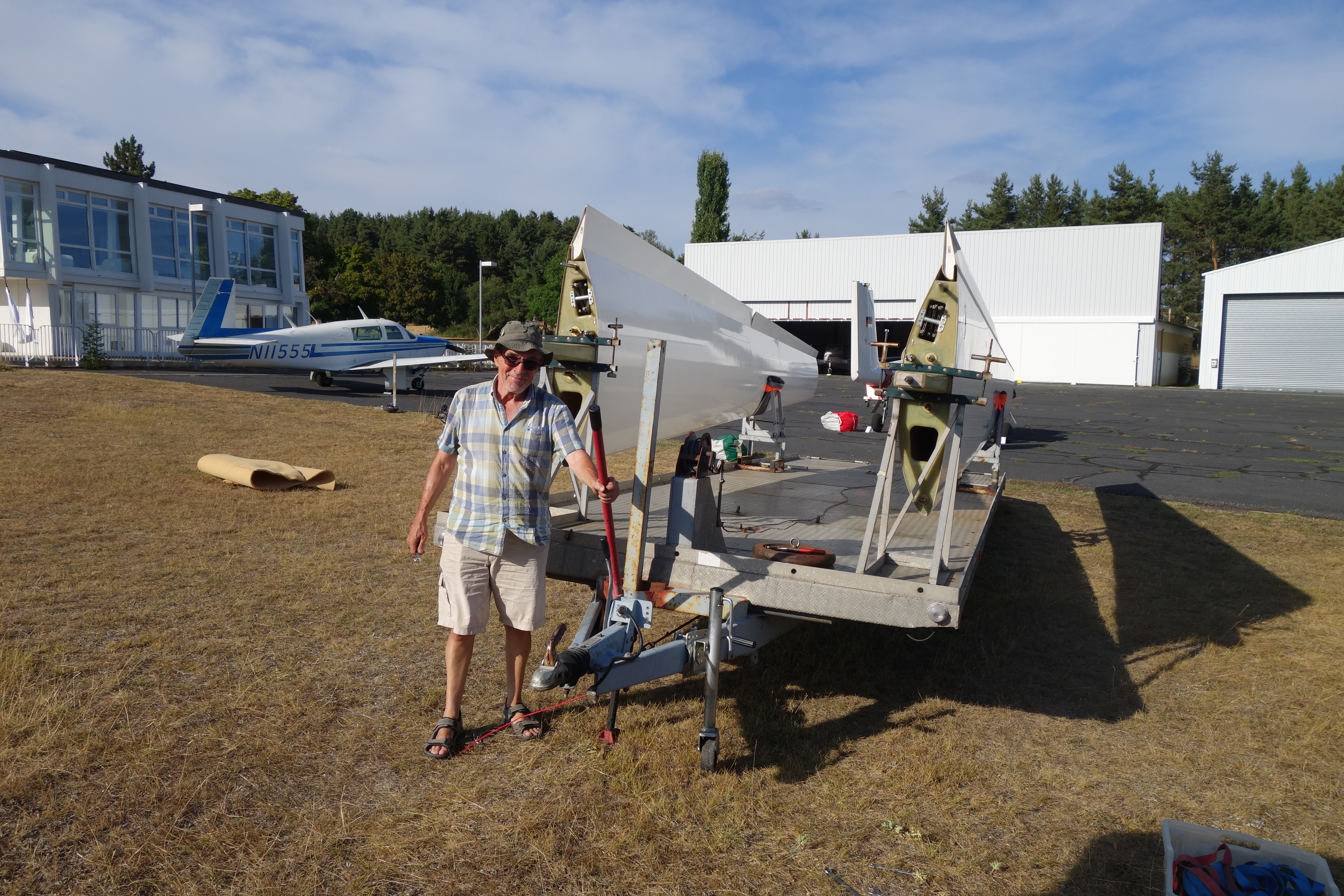 Harald und der Hänger mit (noch inkorrekt) gelagerten Flächen