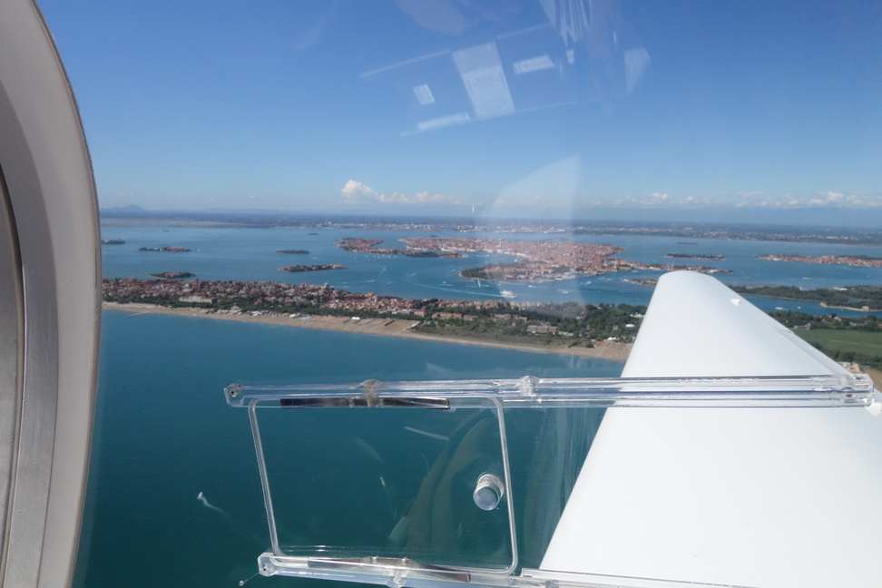 Im Vordergrund Lido und im Hintergrund Venedig